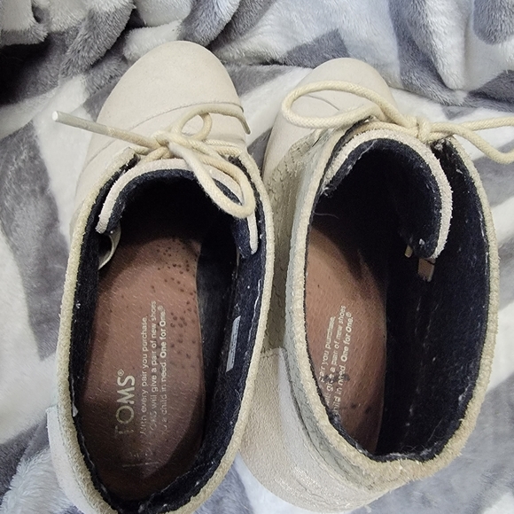 TOMS Cream Desert Suede Wedge Booties with Croc Design Size 9 - Picture 6 of 6